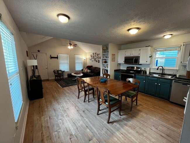Building Photo - FURNISHED 2-BED w/OFFICE IN SHELBY PARK