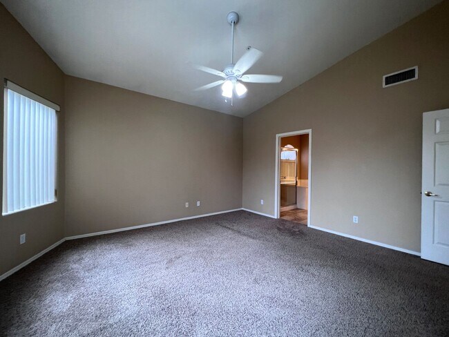 Building Photo - 4 BEDROOM WITH POOL