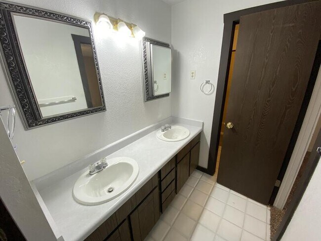 Building Photo - 3061 Reed Avenue - 3