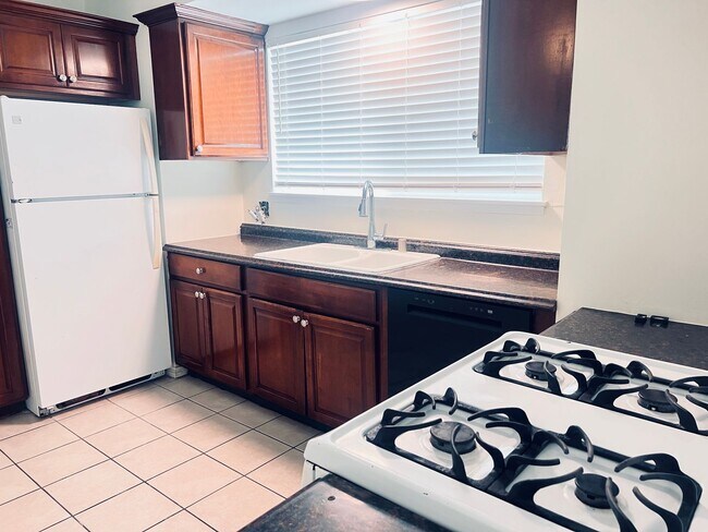 Building Photo - Escondido Historic Neighborhood 3 Bedroom 2 Bath Home