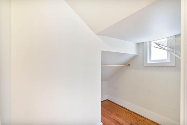 Building Photo - $300 off 1st month! Beautiful 2-bdrm/1-bat...