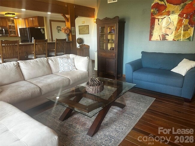 Building Photo - 300 Creekside Wy