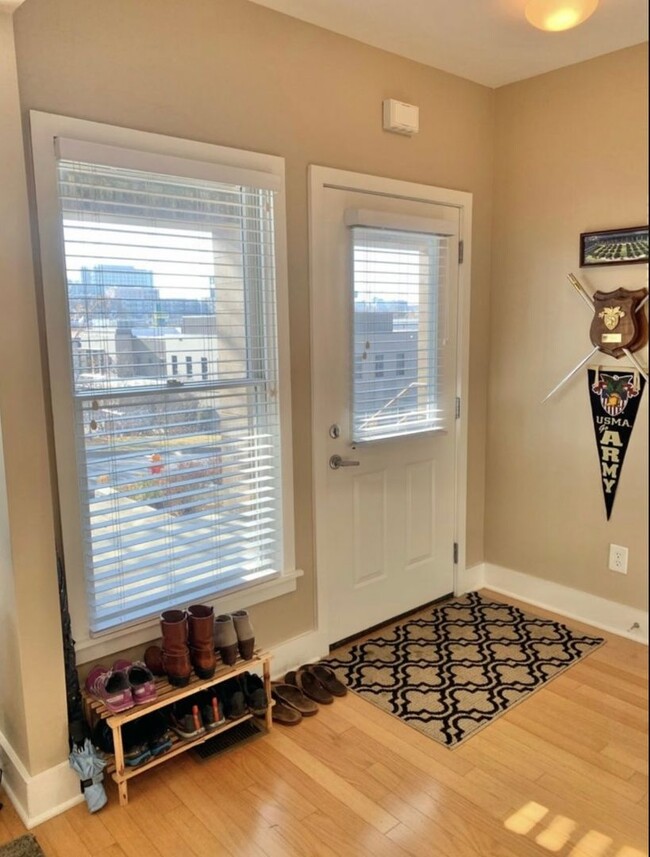 Building Photo - 2 BEDROOM 2.5 BATH TOWNHOME WITH DOWNTOWN ...