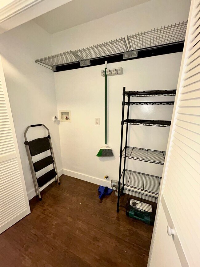 Building Photo - 1028w