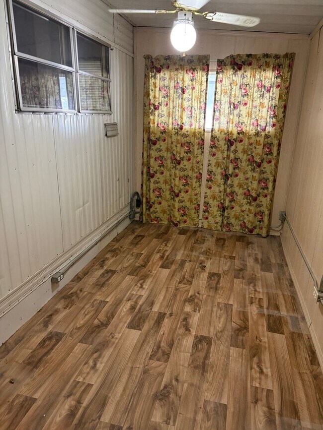 Building Photo - Tavares 1 Bed 1 Bath Waterfront Mobile Home