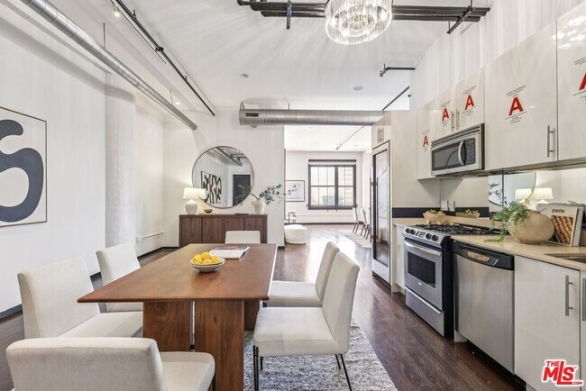 Building Photo - 1645 Vine St