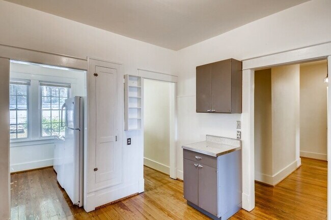 Building Photo - Charming Brick Cottage near Vanderbilt