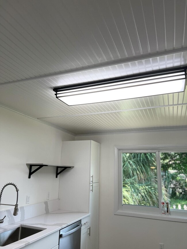 Building Photo - 515 N 7th St