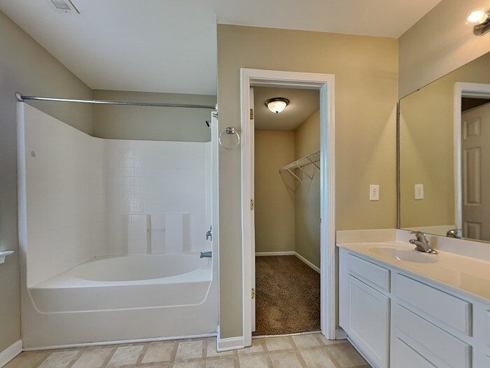 Building Photo - 640 Cliffs Inn Circle