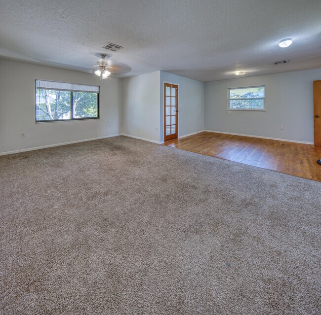 Building Photo - 111 N Lakeside Dr