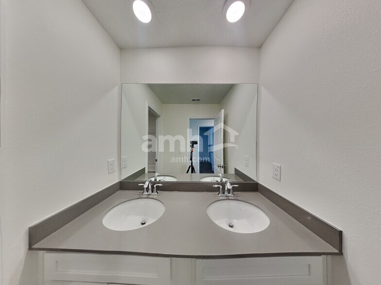 Building Photo - 27318 St Andrews Ave