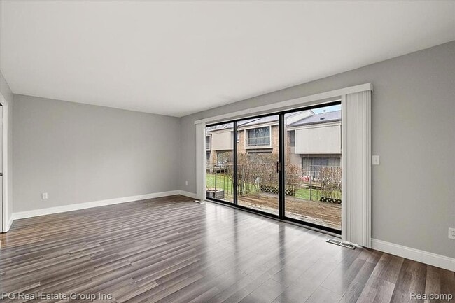 Building Photo - 1432 Oakbrook E Dr