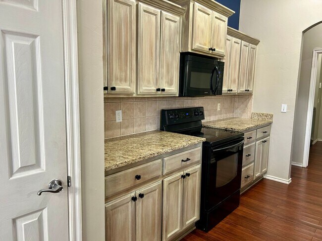 Building Photo - AVAILABLE NOW - $500 OFF FIRST FULL MONTH - Beautiful Home In Edmond School District!