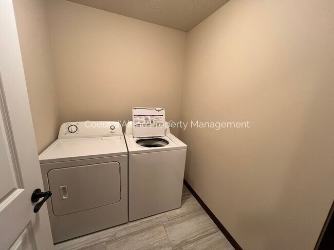 Building Photo - 3 bed, 2.5 bath townhouse