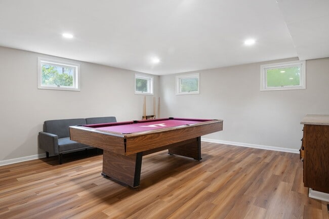 Building Photo - 5 Bed/4.5 Bath Undergrads OK Close to VT