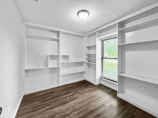 Building Photo - 8802 Deerwood Dr