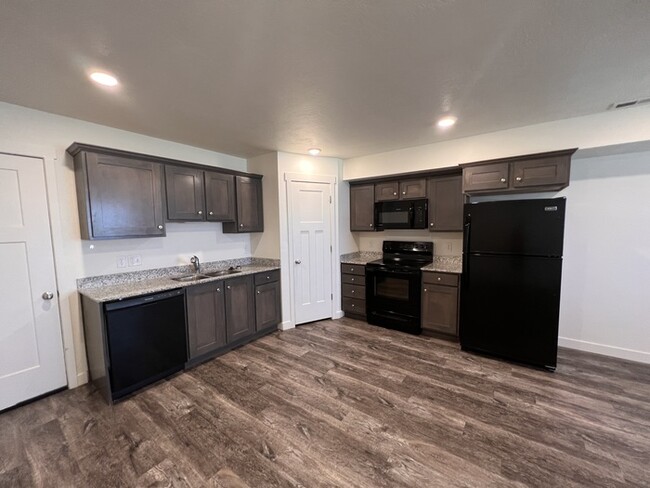 Building Photo - Spacious Herriman Townhome!