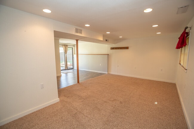 Building Photo - 710 Earl Lee Dr