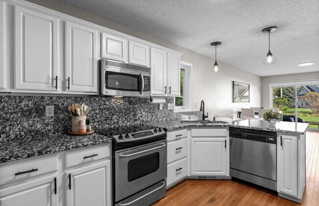Building Photo - Elegant 3-Bed Single Family with Fireplace & Hardwood Floors in Shakopee – 2345 Sq Ft of Comfort
