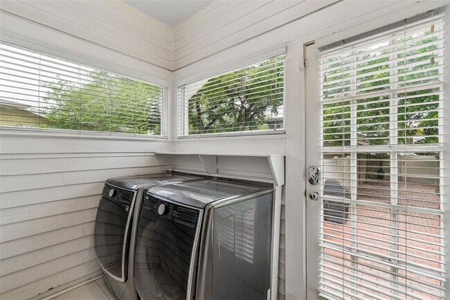 Building Photo - 1107 W Horatio St