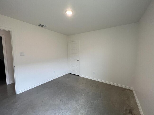 Building Photo - 113 Wind Ridge Dr