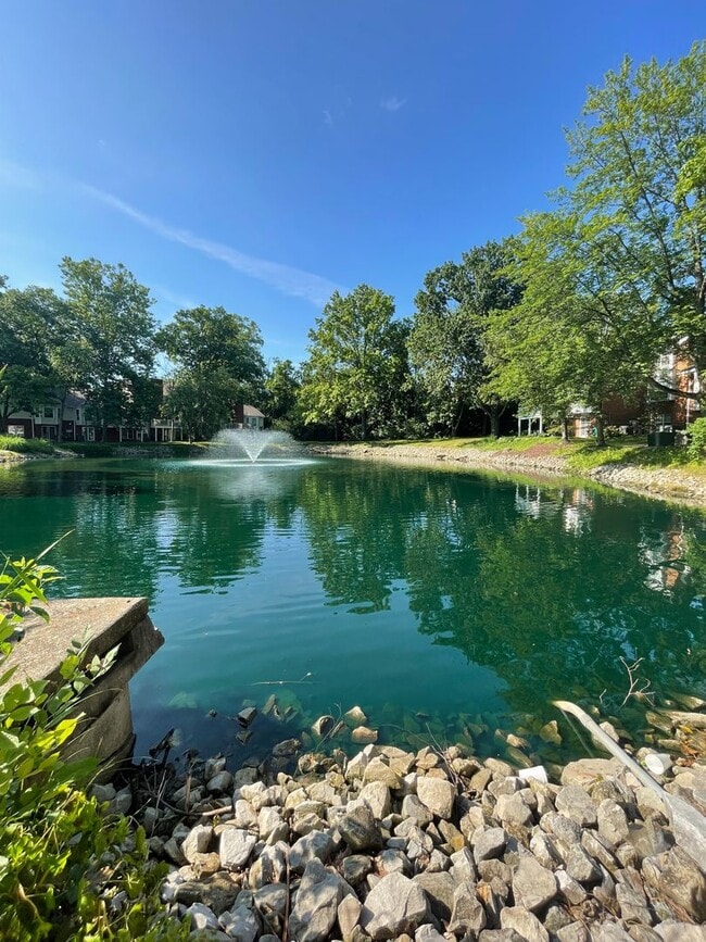 Building Photo - Ladue Schools - Spacious 2B/2B CONDO in Br...