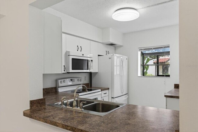 Building Photo - 5735 Gardens Dr