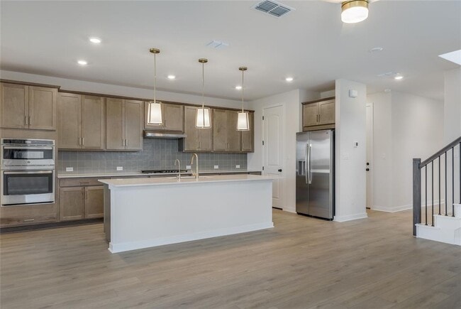Building Photo - 261 Crater Lk Dr