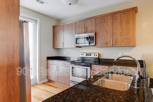 Building Photo - 380 Island Dr