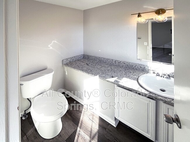 Building Photo - 2058 Palm Dr