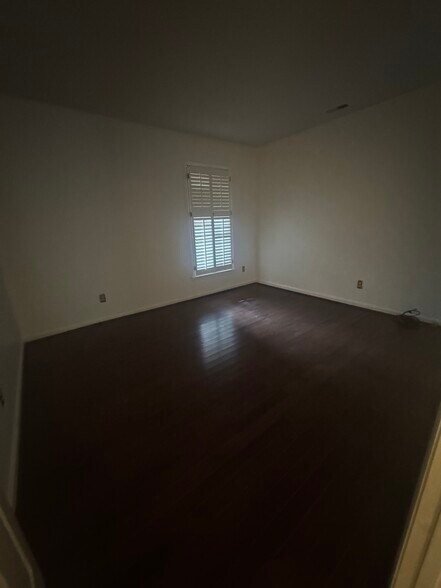 Building Photo - 3331 Coachmans Way