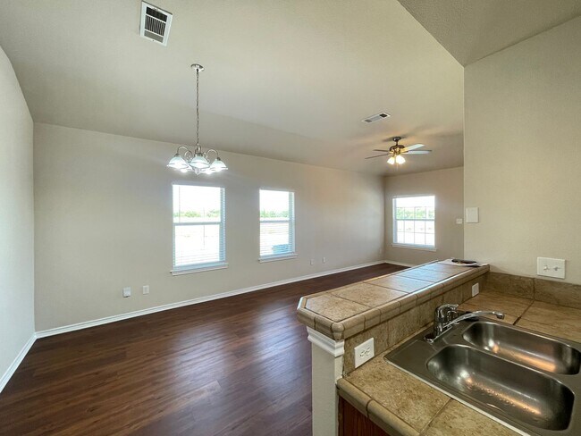 Building Photo - Charming 3/2 Duplex with Garage — No Carpet, Fenced Yard!