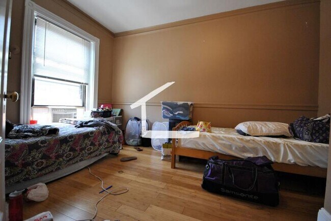 Building Photo - 9/1 Spacious Kenmore Sq 2BR, heat/hot wate...