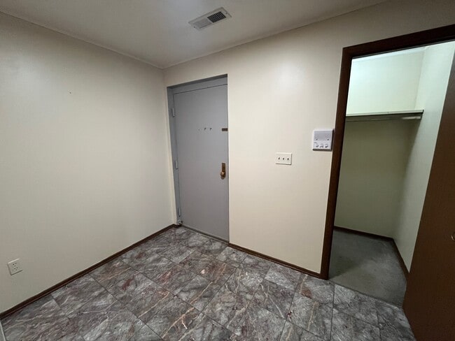 Building Photo - 7283 Beacon Hill Dr