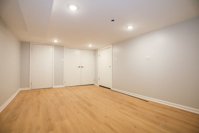 Building Photo - 1359 W Barry Ave