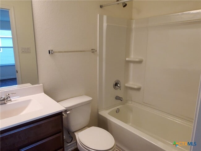 Building Photo - 4001 Woodside Dr