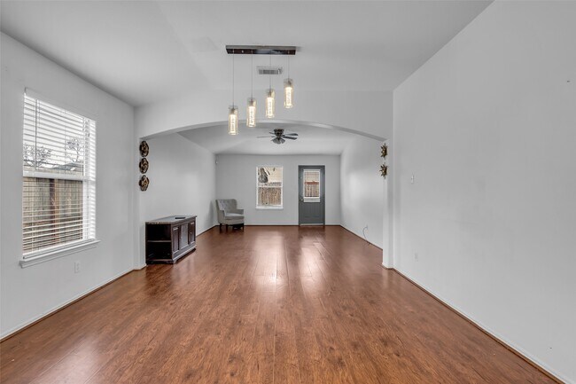 Building Photo - 9327 Delicado Dr