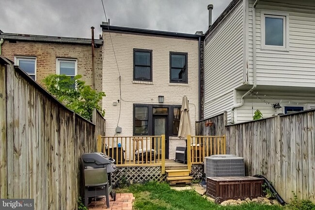 Building Photo - 1749 L St NE