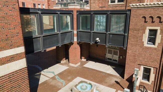 Building Photo - 200 River Pl Dr