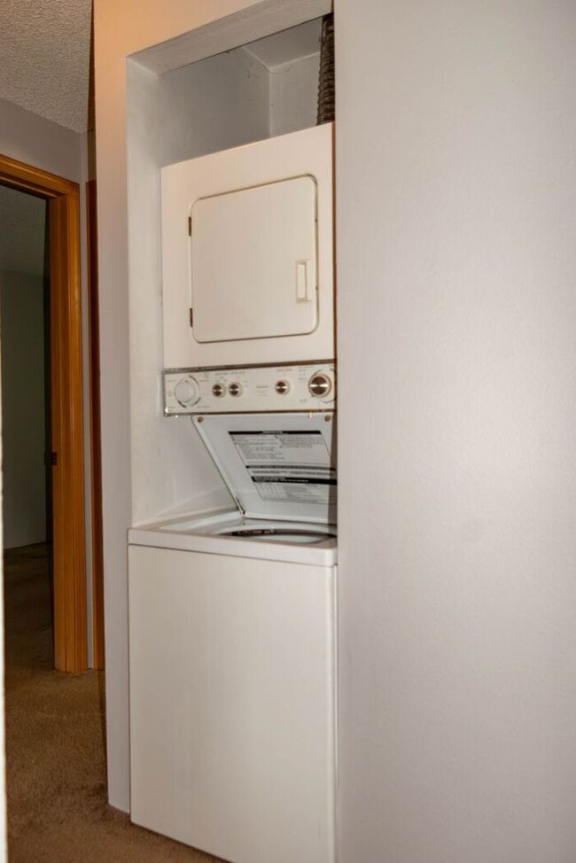 Building Photo - 2 bedroom unit only 5 minutes from downtow...