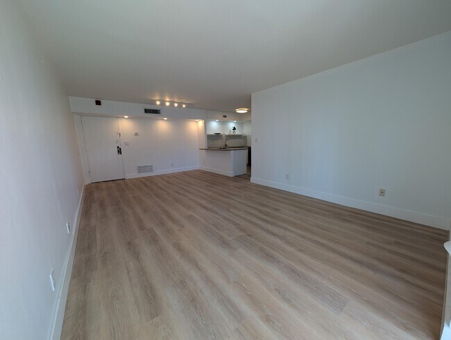 Building Photo - 2715 Tigertail Ave