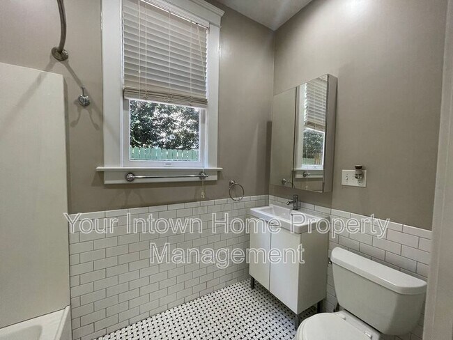Building Photo - 156 Waverly Way NE