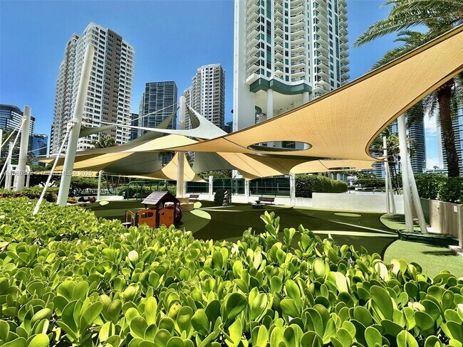 Building Photo - 808 Brickell Key Dr
