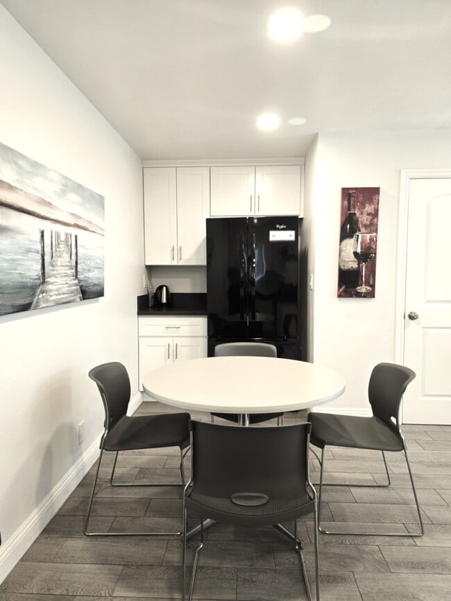 Building Photo - 123 E Bennett Ave