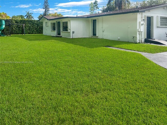 Building Photo - 4611 SW 82nd Ct