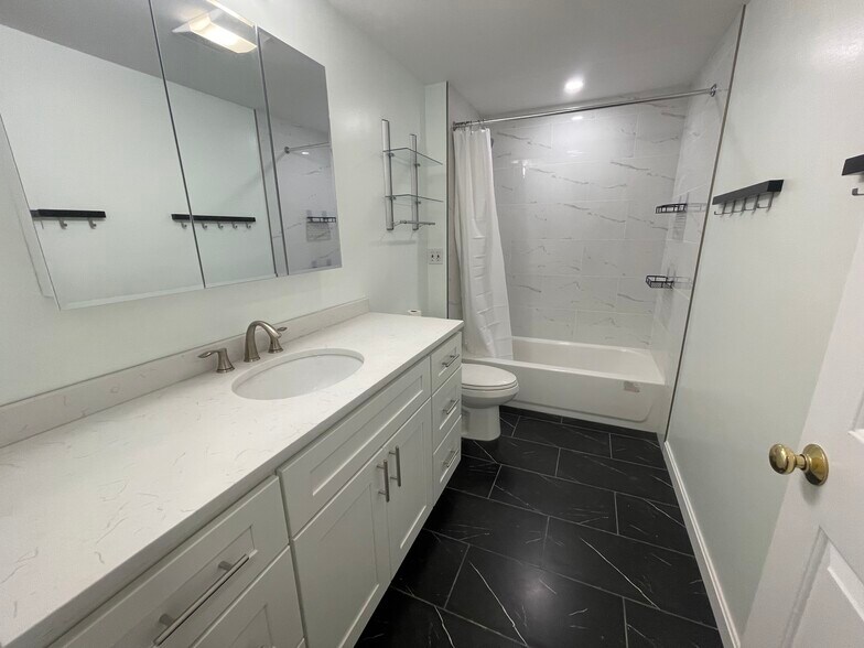 full bath room - 285 Dorchester St