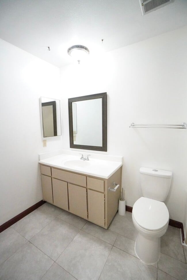 Building Photo - Charming 2-bedroom, 1.5-bathroom condo in ...