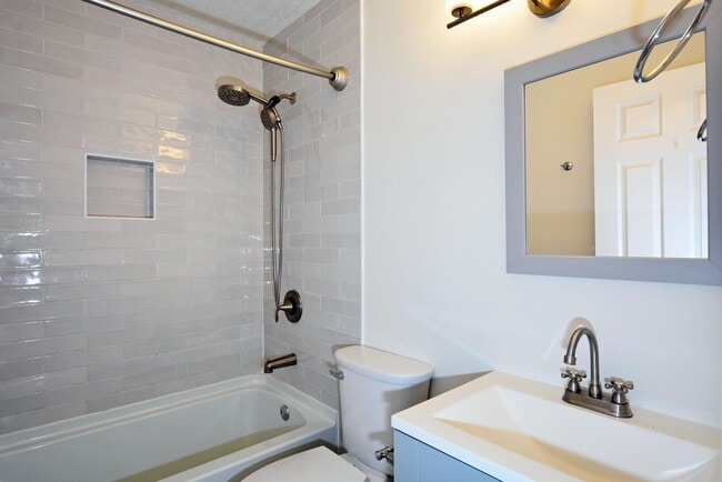 Building Photo - Spacious 4-Bed 1.5 Bath Home Available Now in Bloomington!