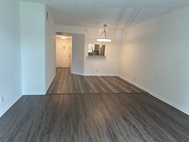 Building Photo - 21915 Lake Forest Cir
