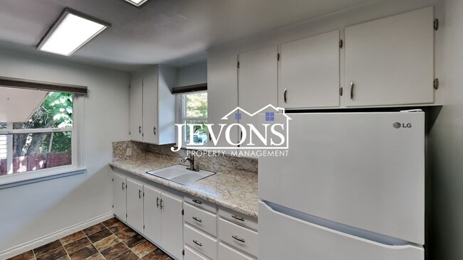Building Photo - Charming 3-bedroom home with large fenced ...